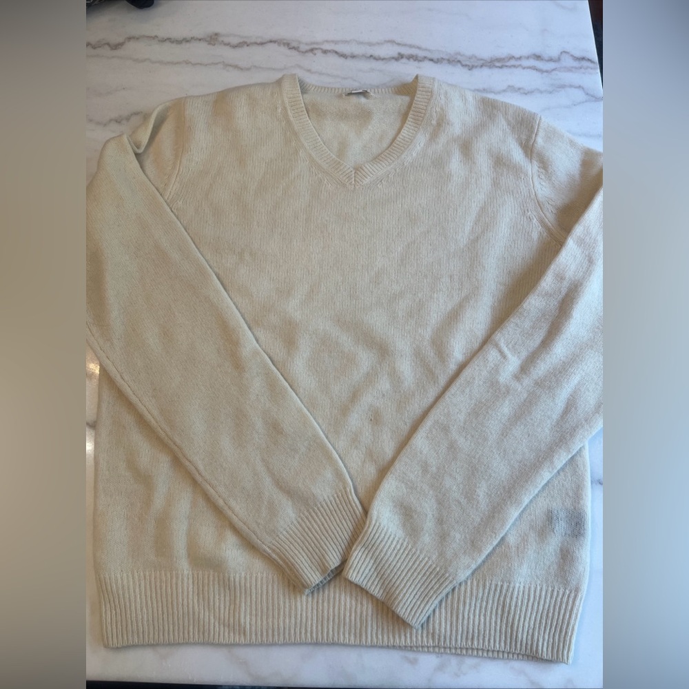 Uniqlo 100% Wool Men’s Long Sleeve Beige Sweater Size Medium V Neck